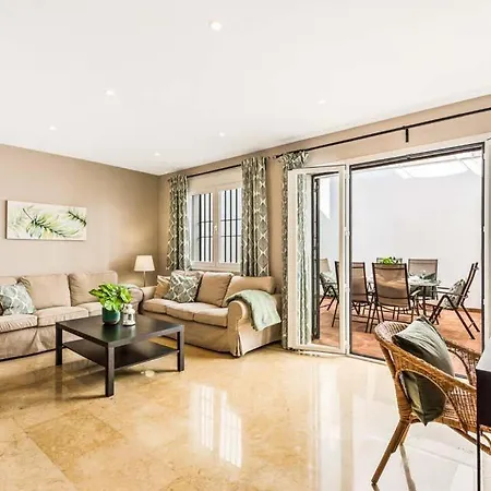 Sleeps 6 With Pool Air Con And Wifi *
