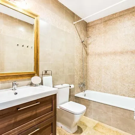 Sleeps 6 With Pool Air Con And Wifi *